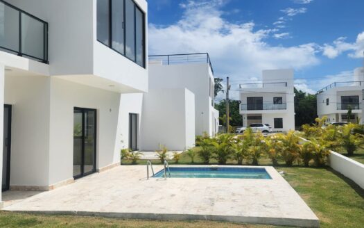 Villa contemporánea con piscina privada y diseño versátil