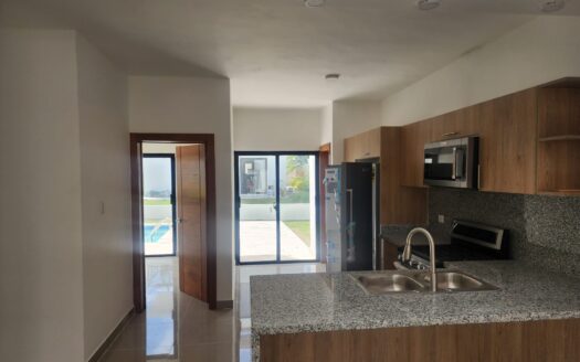 Villa contemporánea con piscina privada y diseño versátil